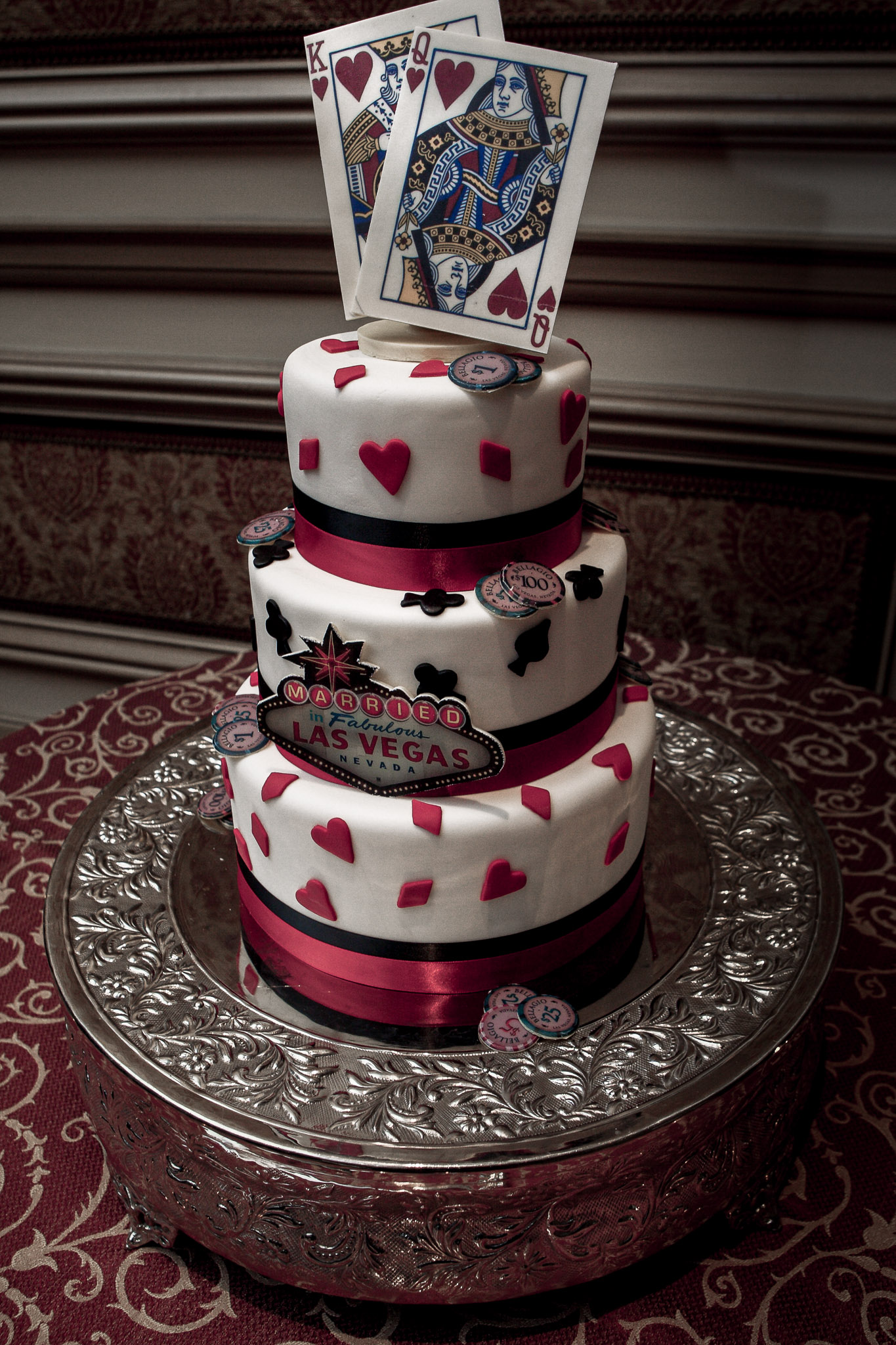 Las Vegas wedding photographer capturing editorial wedding cake detail with playing card design